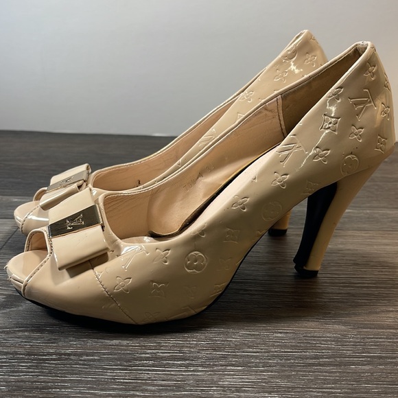 LV heels size 39 / 8 US - Picture 2 of 10
